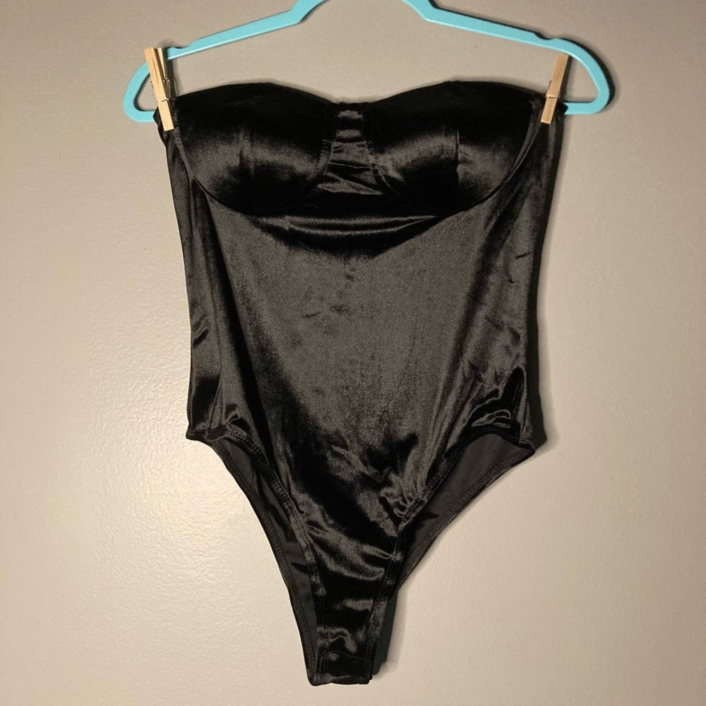 Shinestar Black Velvet Bustier Bodysuit M.
Beautiful, like new condition